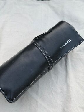 MAC Cosmetics 26-Slot Black Roll-Up Makeup Brush Organizer